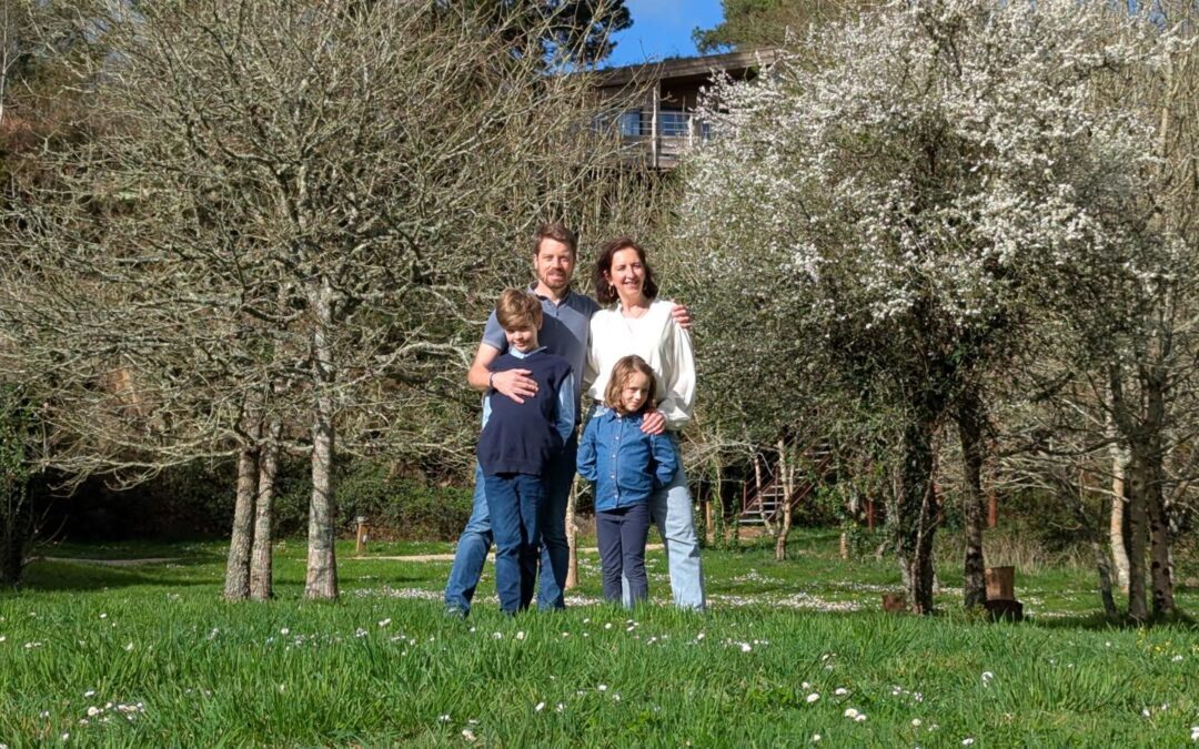 Le domaine des Cabanes dans les bois de La Carri’air : le nouveau refuge de Johanna, Benoit et de leurs deux enfants